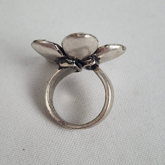 A&C Cream Silver Flower Adjustable Ring - Picture 6 of 7